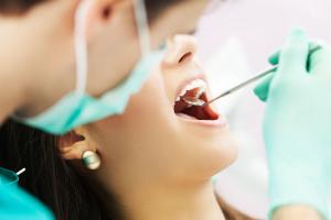 проведение визуального осмотра у стоматолога